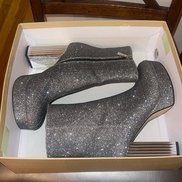 Michael Kors Silver Metallic Port Platforms Size 8 (no lid on box) - Picture 1 of 7
